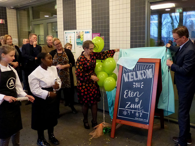 Leerling-restaurant ‘Eten op Zuid’ feestelijk geopend en nieuwe naam op gevel onthuld